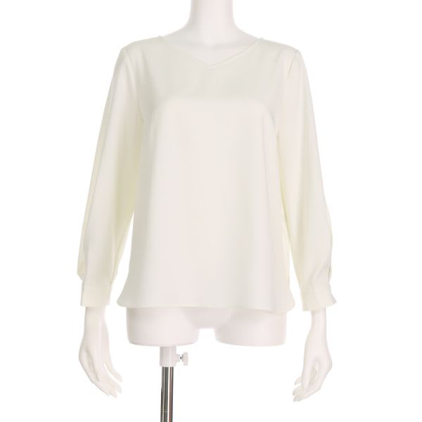 袖のタックVネックブラウス