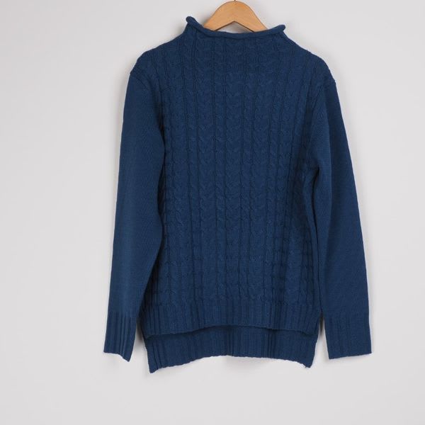 ケーブル編みハイネックニット