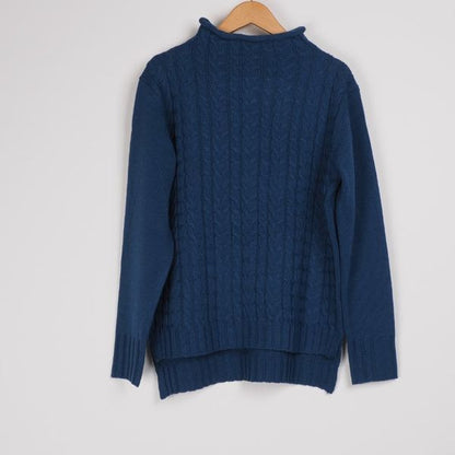 ケーブル編みハイネックニット