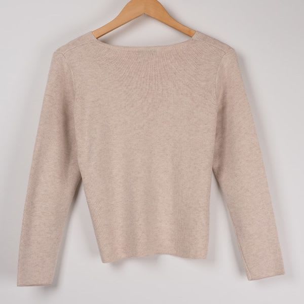 シンプルVネックニット