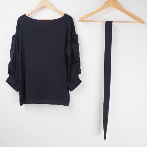 袖フリルボートネックブラウス