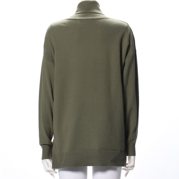 ドロップショルダーのタートルネックニット