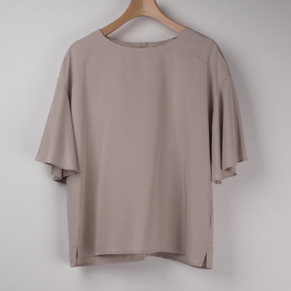 フリルスリーブブラウス