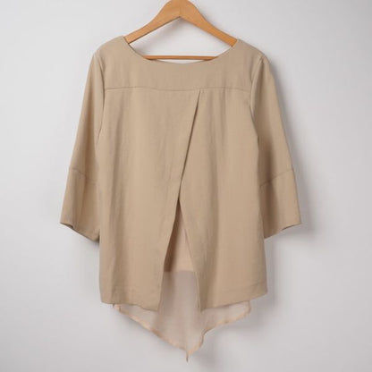 バックデザインボートネックブラウス