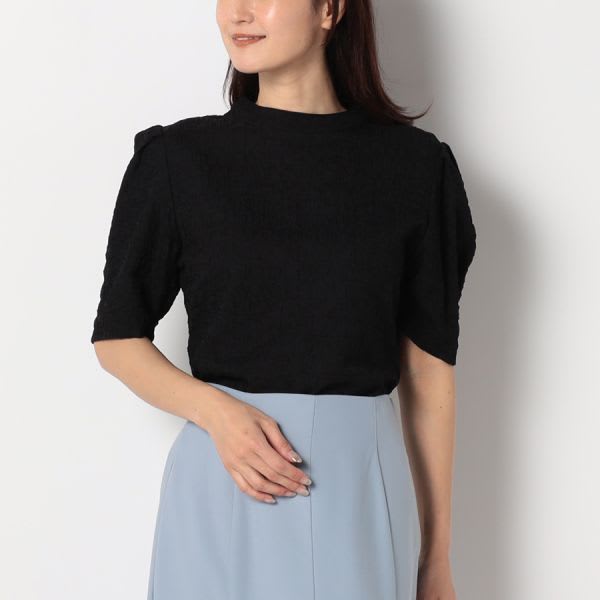 特徴のある表面感のパフスリーブブラウス