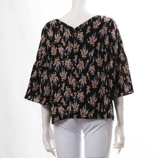 花柄バックボタンブラウス