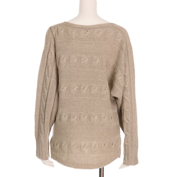 ケーブル編みニットプルオーバー