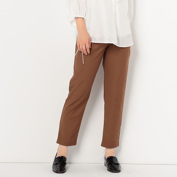 デザイン性のあるフロントウエストタック入りパンツ