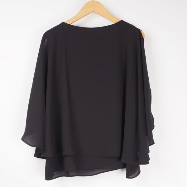 揺れる素材ブラウス