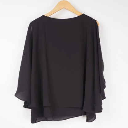 揺れる素材ブラウス