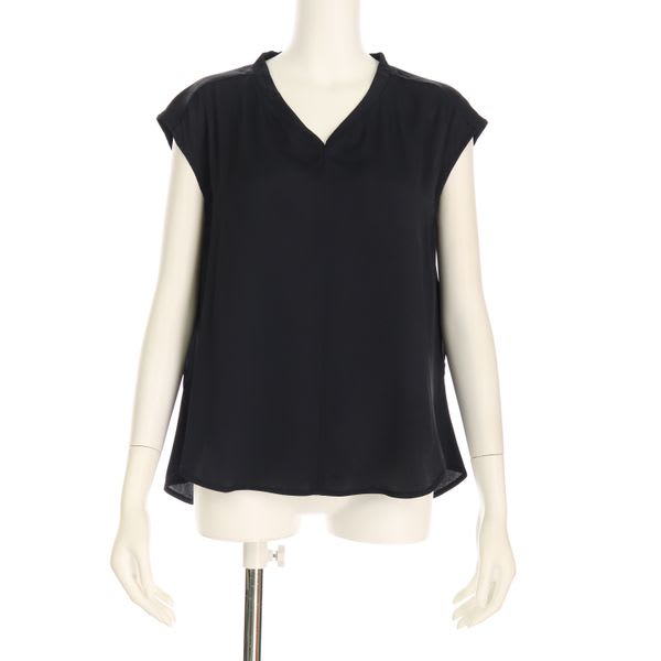 Vネックラインブラウス