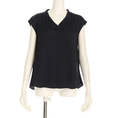 Vネックラインブラウス