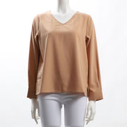 光沢感のあるVネックブラウス
