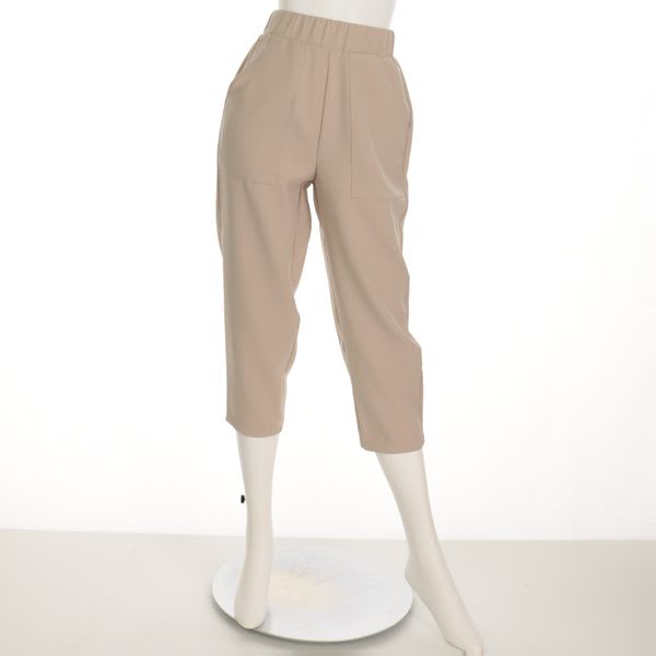 キレイ目なポケット付きクロップドパンツ