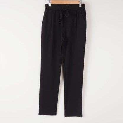 スッキリとしたイージーテーパードパンツ