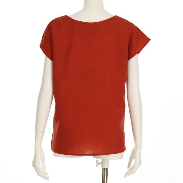 ネックラインアクセントブラウス