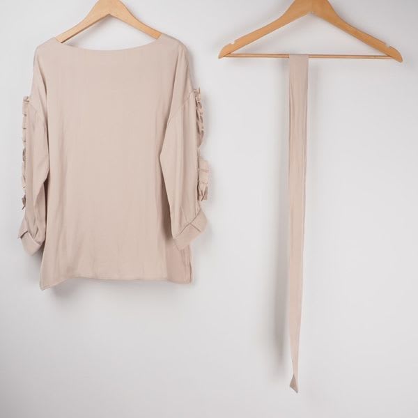 袖フリルボートネックブラウス