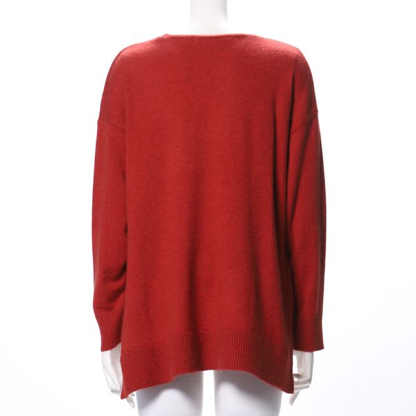 バックテールデザインVネックニット