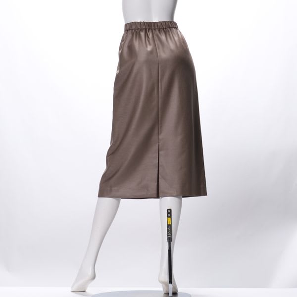 光沢感のあるタイトスカート