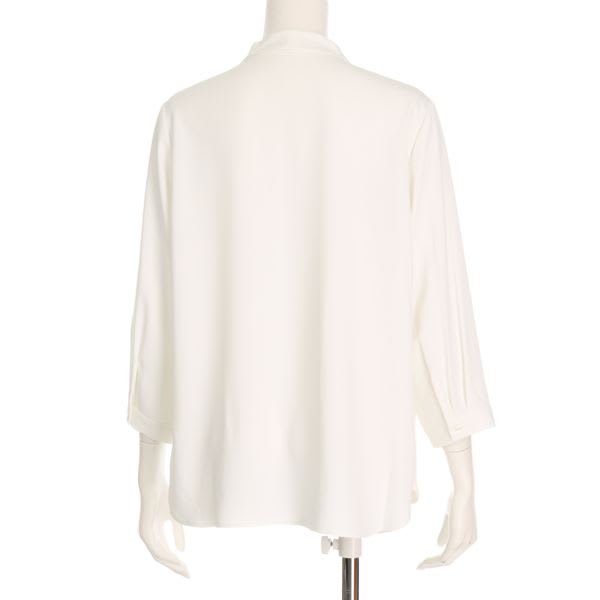 立体的ネックデザインブラウス