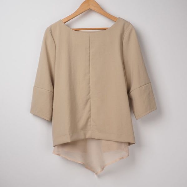 バックデザインボートネックブラウス