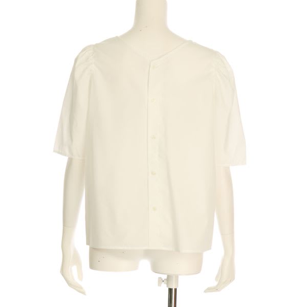 ふんわり袖バックボタンブラウス