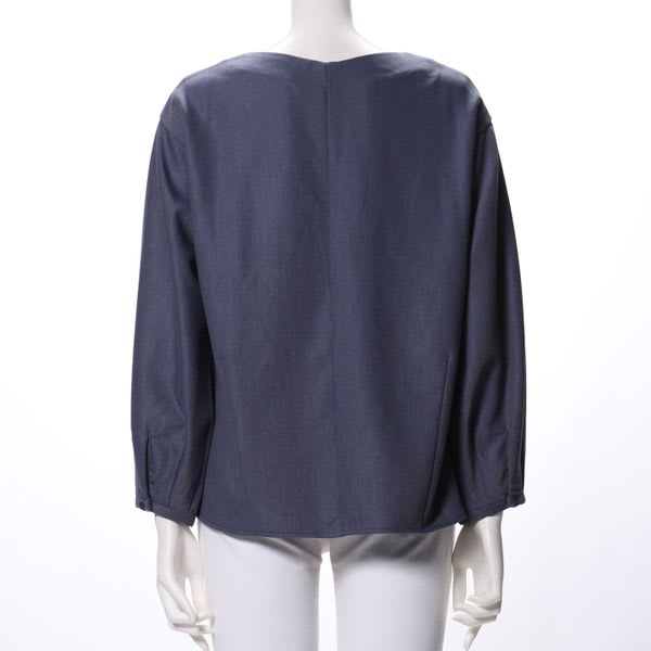 シンプルシルエットVネックブラウス