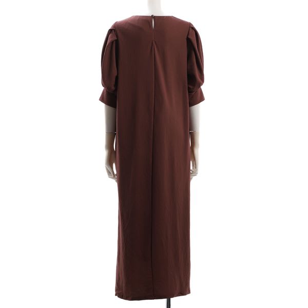 すとんとしたシルエットのパフスリーブワンピース