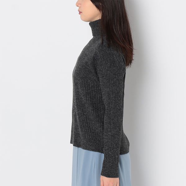 ドロップショルダータートルニット