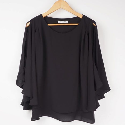 揺れる素材ブラウス