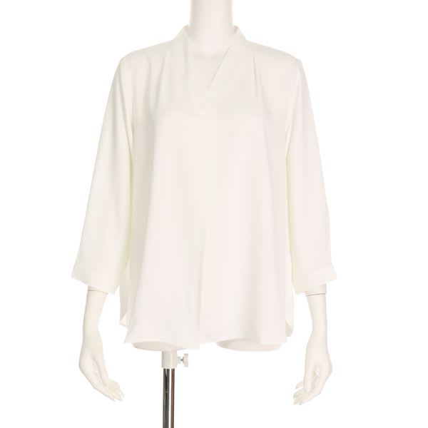 立体的ネックデザインブラウス