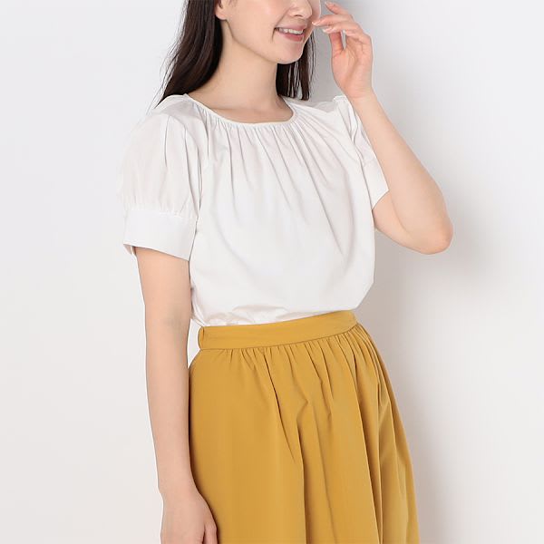 ネックラインギャザーデザインブラウス