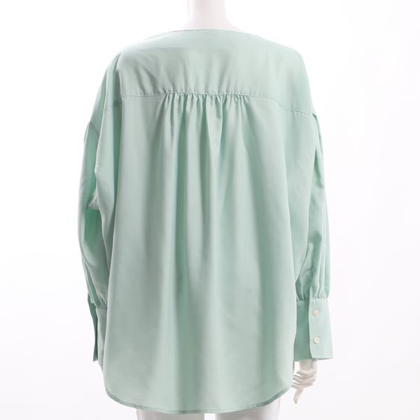 バックテールブラウス