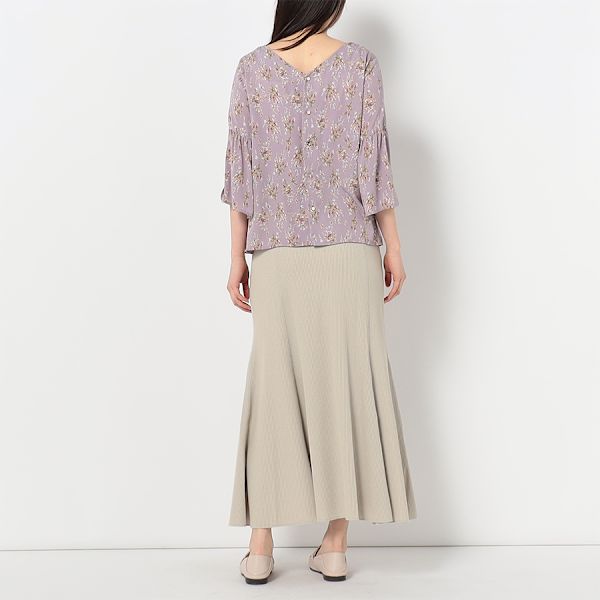 花柄バックボタンブラウス