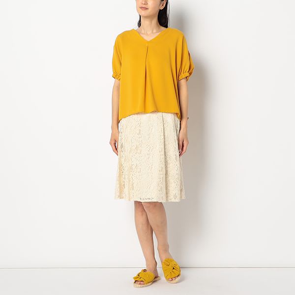 V字ネックラインブラウス