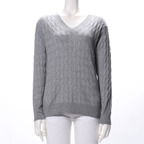 ケーブル編みVネックニット