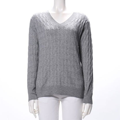 ケーブル編みVネックニット