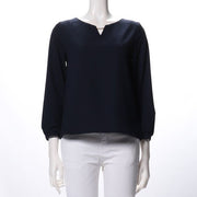 メタルパーツ付きオープンフロントネックブラウス