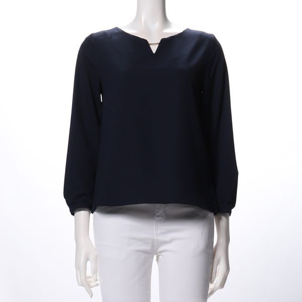 メタルパーツ付きオープンフロントネックブラウス