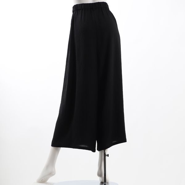 やわらかなシボ感のあるワイドパンツ