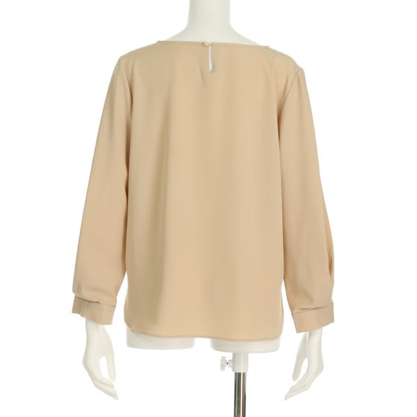 袖のタックVネックブラウス