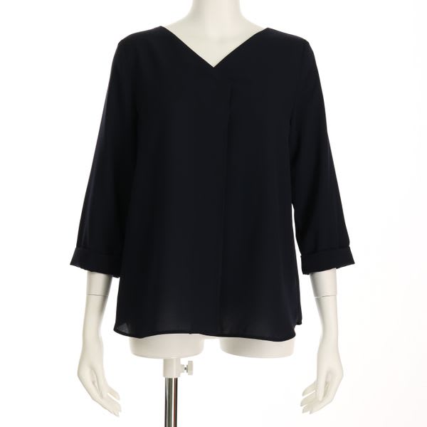 タック入りVネックブラウス