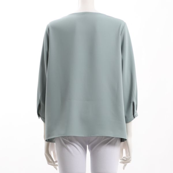 シンプルラウンドネックブラウス