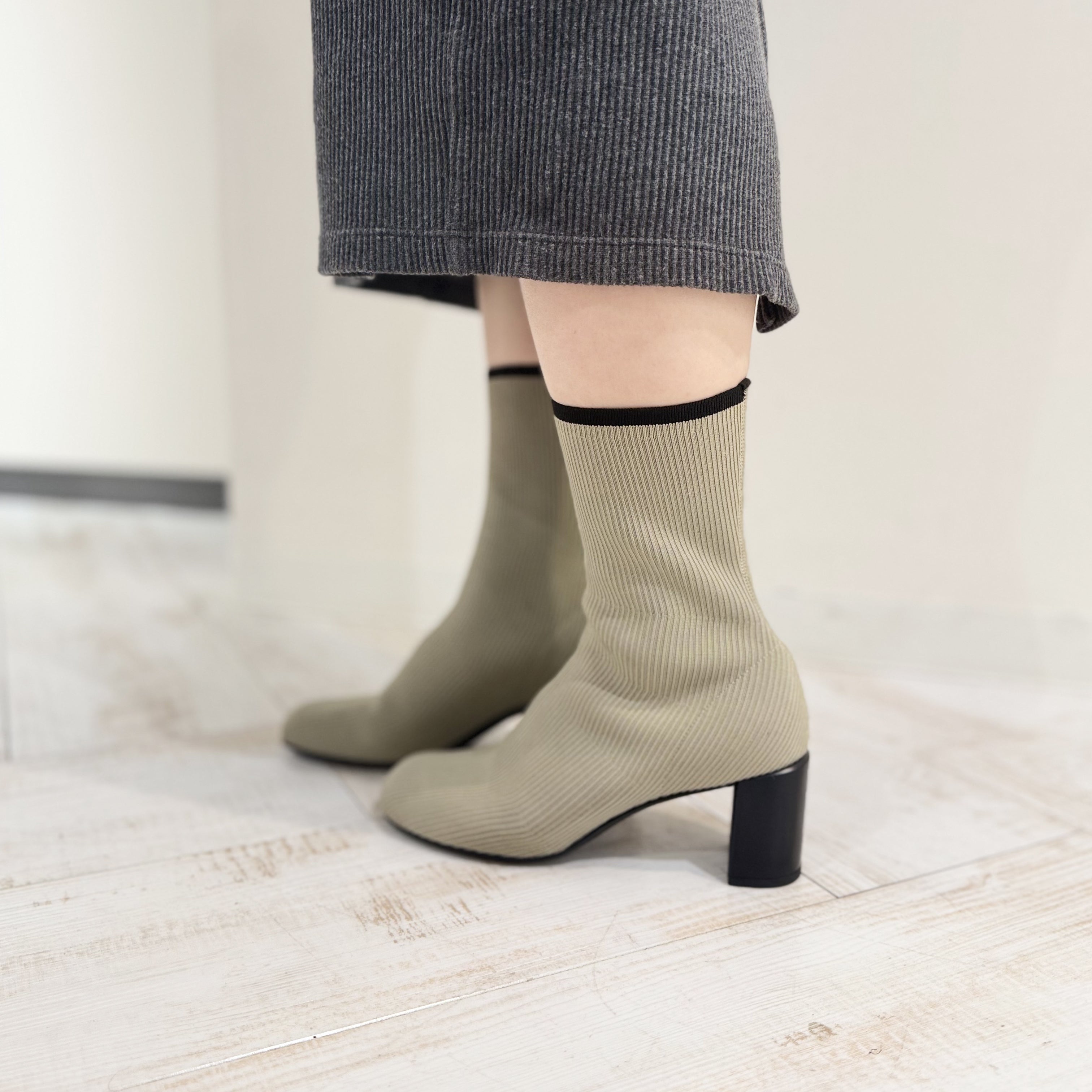 オブリークトゥ ブーツ【カーキベージュ】