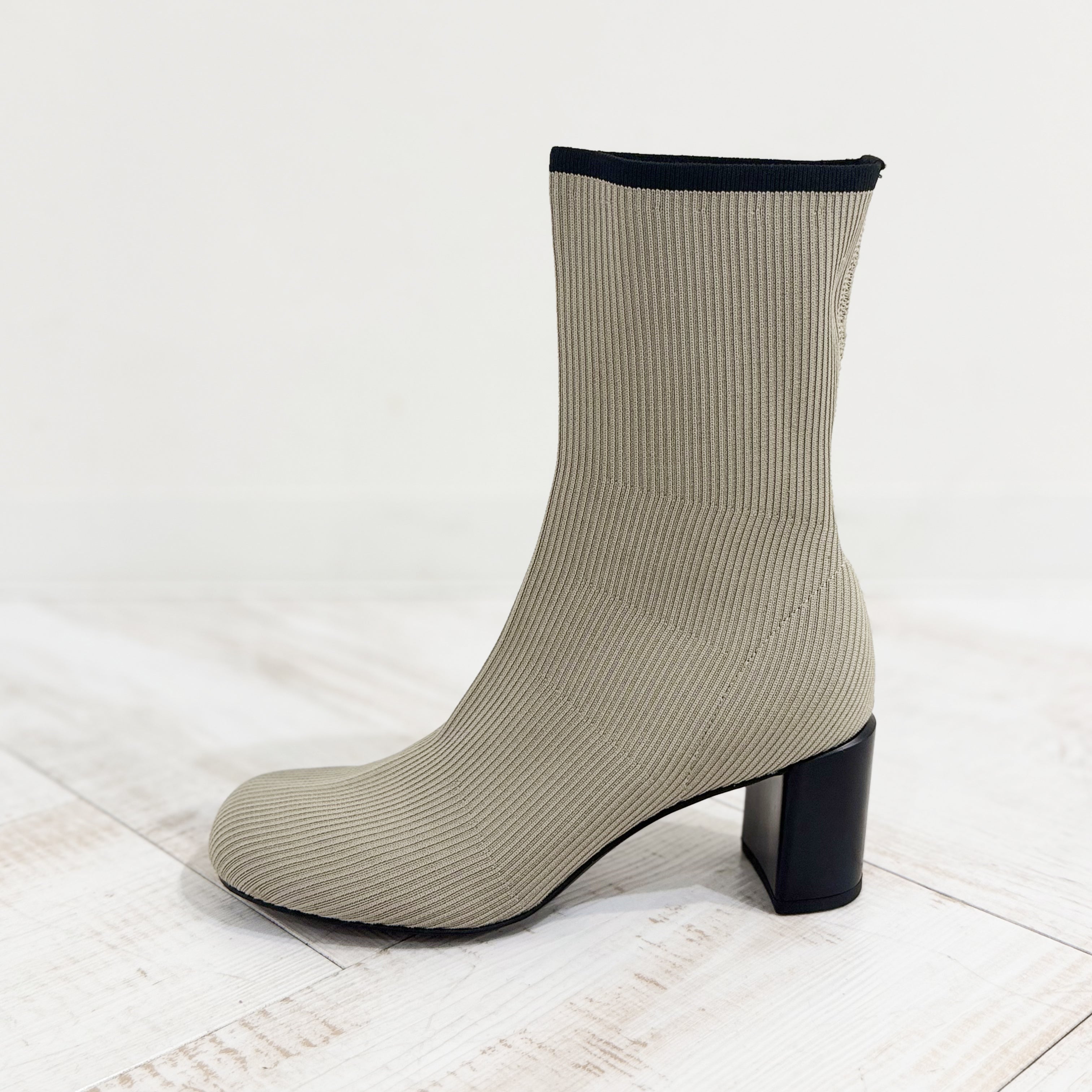 オブリークトゥ ブーツ【カーキベージュ】