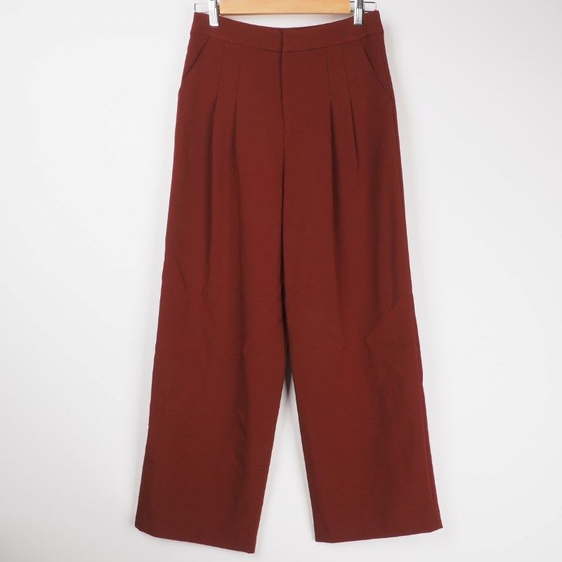 タック入りパンツ