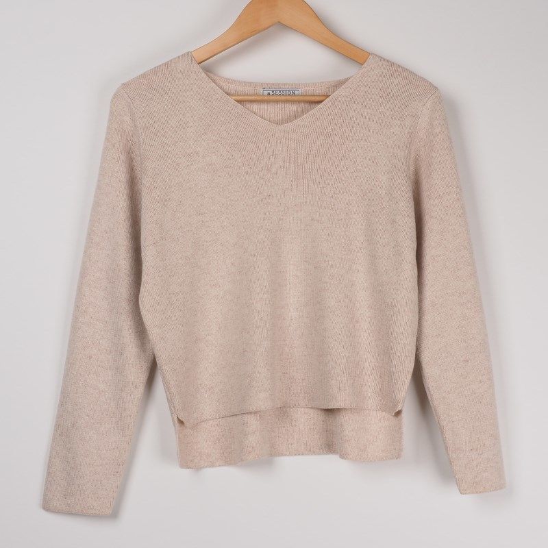 シンプルVネックニット