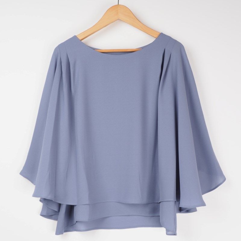 揺れる素材ブラウス