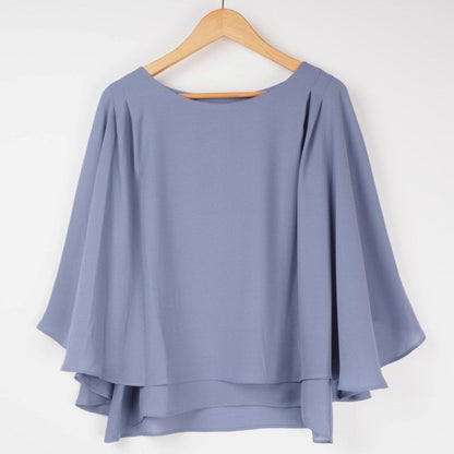 揺れる素材ブラウス