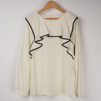 パイピング使いフリルブラウス